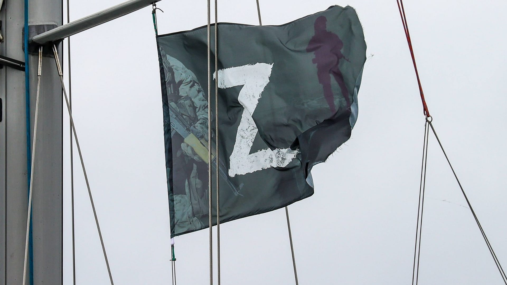 Das Symbol "Z" auf der Flagge eines Schiffes (Symbolbild): Ein Öltanker mit diesem russischen Kriegssymbol soll an der Ostsee gesehen worden sein.