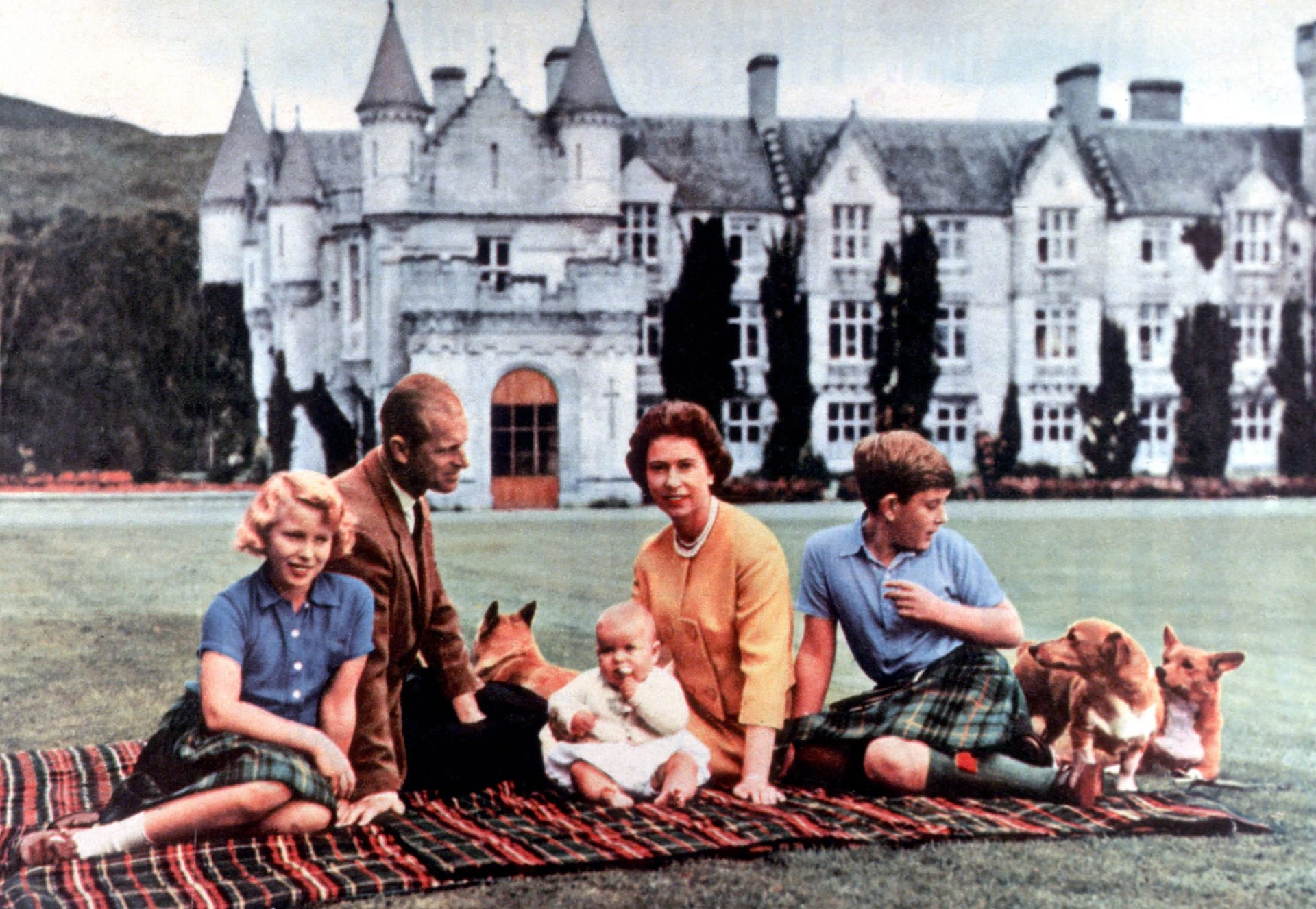 Prinz Philip und Königin Elizabeth II. mit ihren Kindern Anne, Edward und Charles (von links) und ihren Corgis – aufgenommen vor ihrem schottischen Königssitz Balmoral.