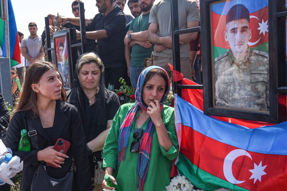 Trauernde bei der Beerdigung eines aserbaidschanischen Soldaten: Nach offiziellen Angaben kamen bislang mehr als 70 Soldaten des Landes ums Leben.