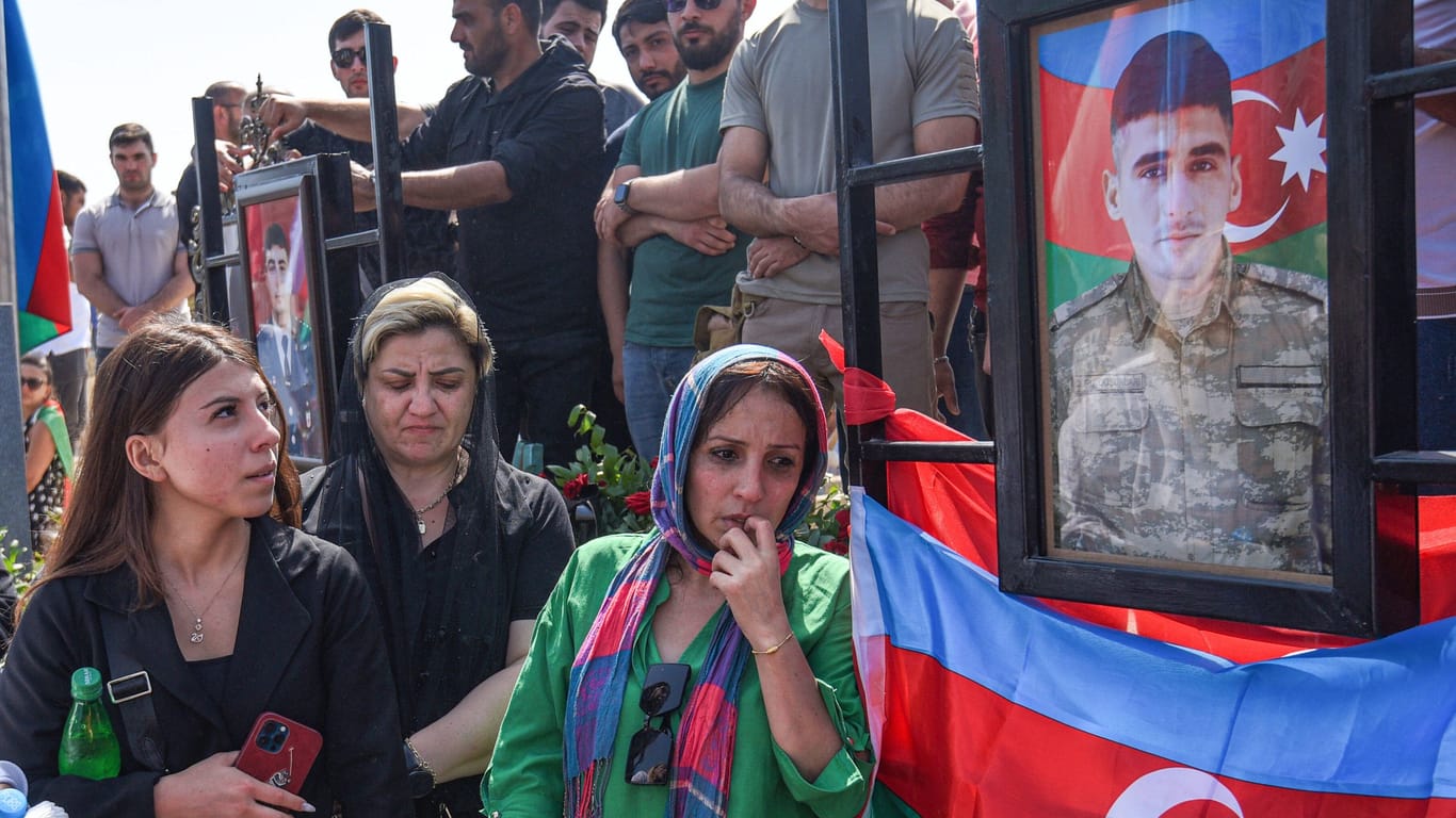 Trauernde bei der Beerdigung eines aserbaidschanischen Soldaten: Nach offiziellen Angaben kamen bislang mehr als 70 Soldaten des Landes ums Leben.