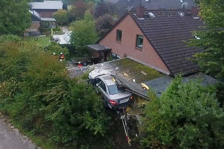 Ein Fahrzeug ist nach einem Unfall auf einem Carport gelandet: Der spektakuläre Vorfall passierte am Mittwoch in Elmshorn bei Hamburg.