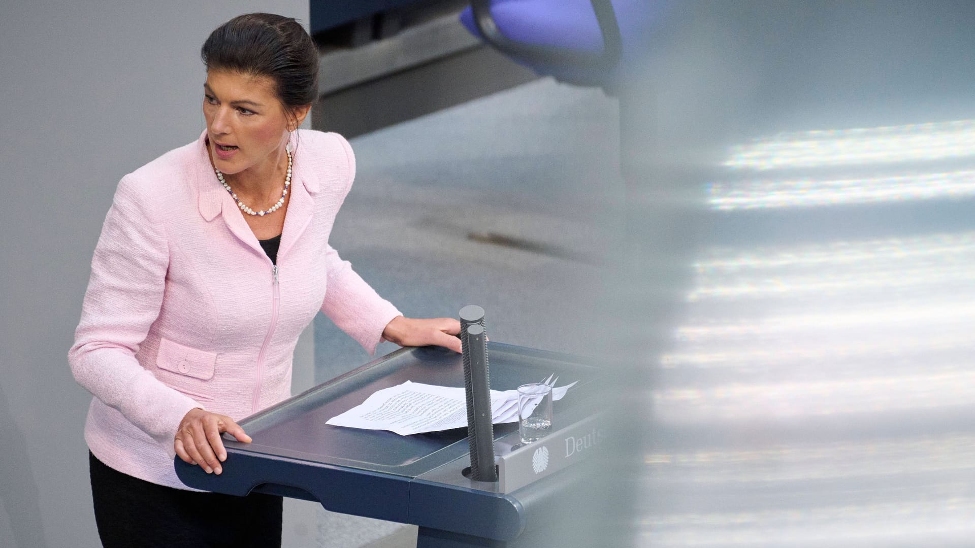 In einer Rede im deutschen Bundestag griff Sahra Wagenknecht die amtierende Bundesregierung für ihre Russlandpolitik verbal an.