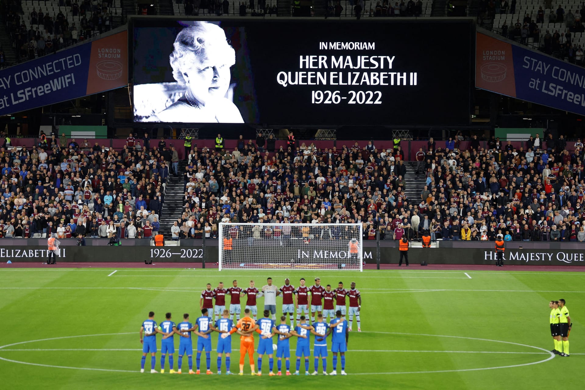 Schweigeminute zu Ehren der Queen: Schotten nutzten die Situation aus.