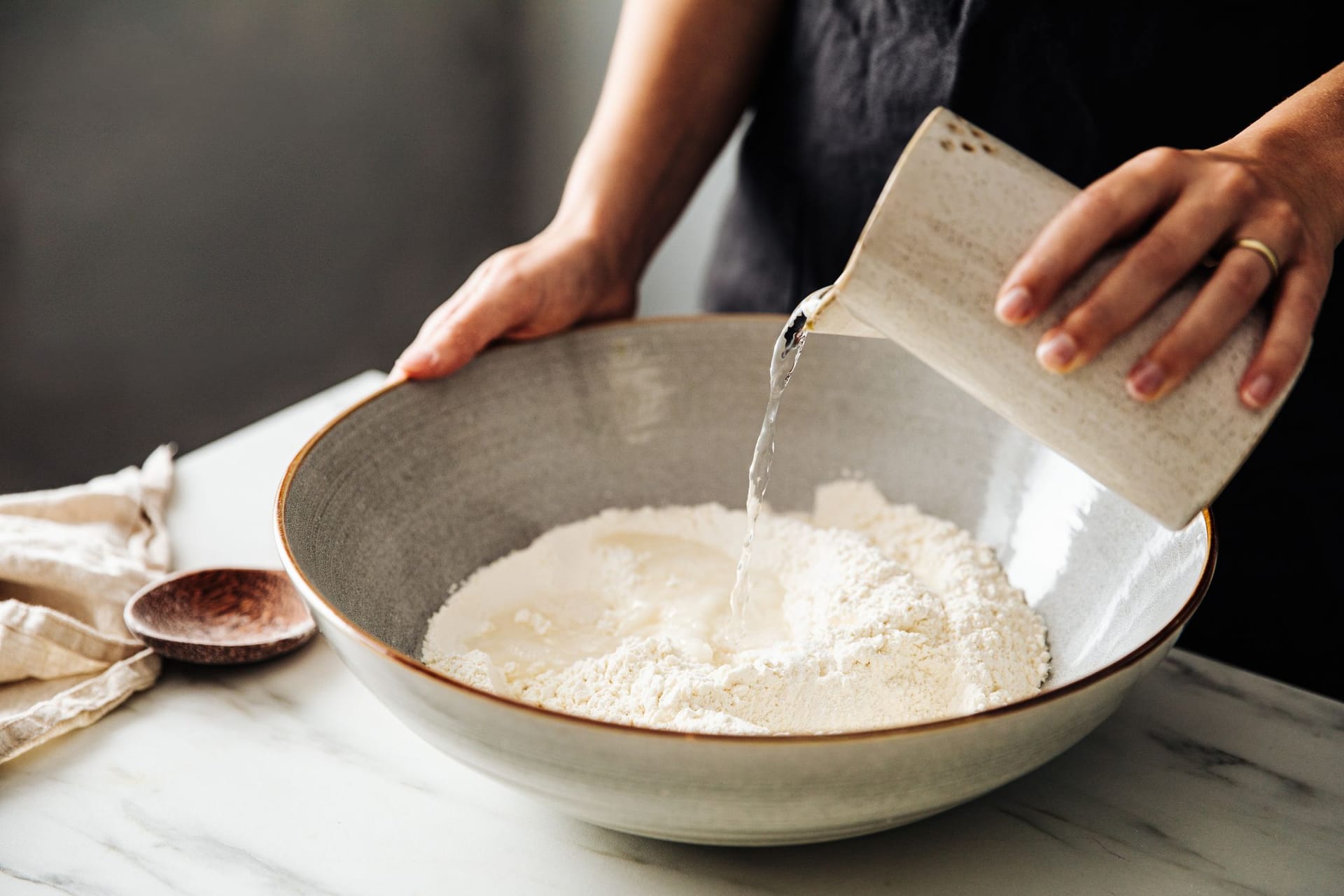 Backen mit Roggenmehl (Symbolbild): Es gibt auch bei diesem Mehl unterschiedliche Arten.