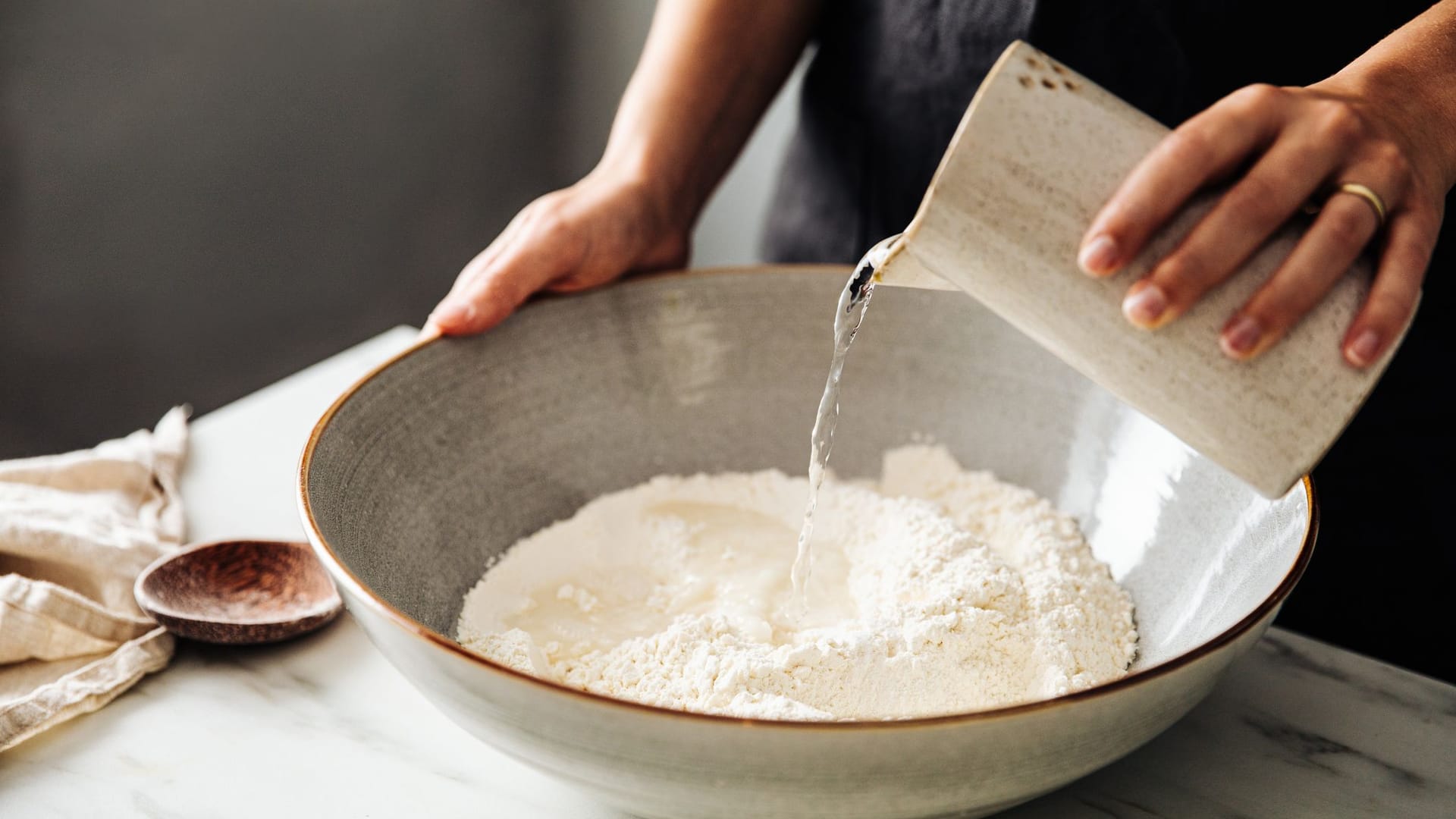 Backen mit Roggenmehl (Symbolbild): Es gibt auch bei diesem Mehl unterschiedliche Arten.