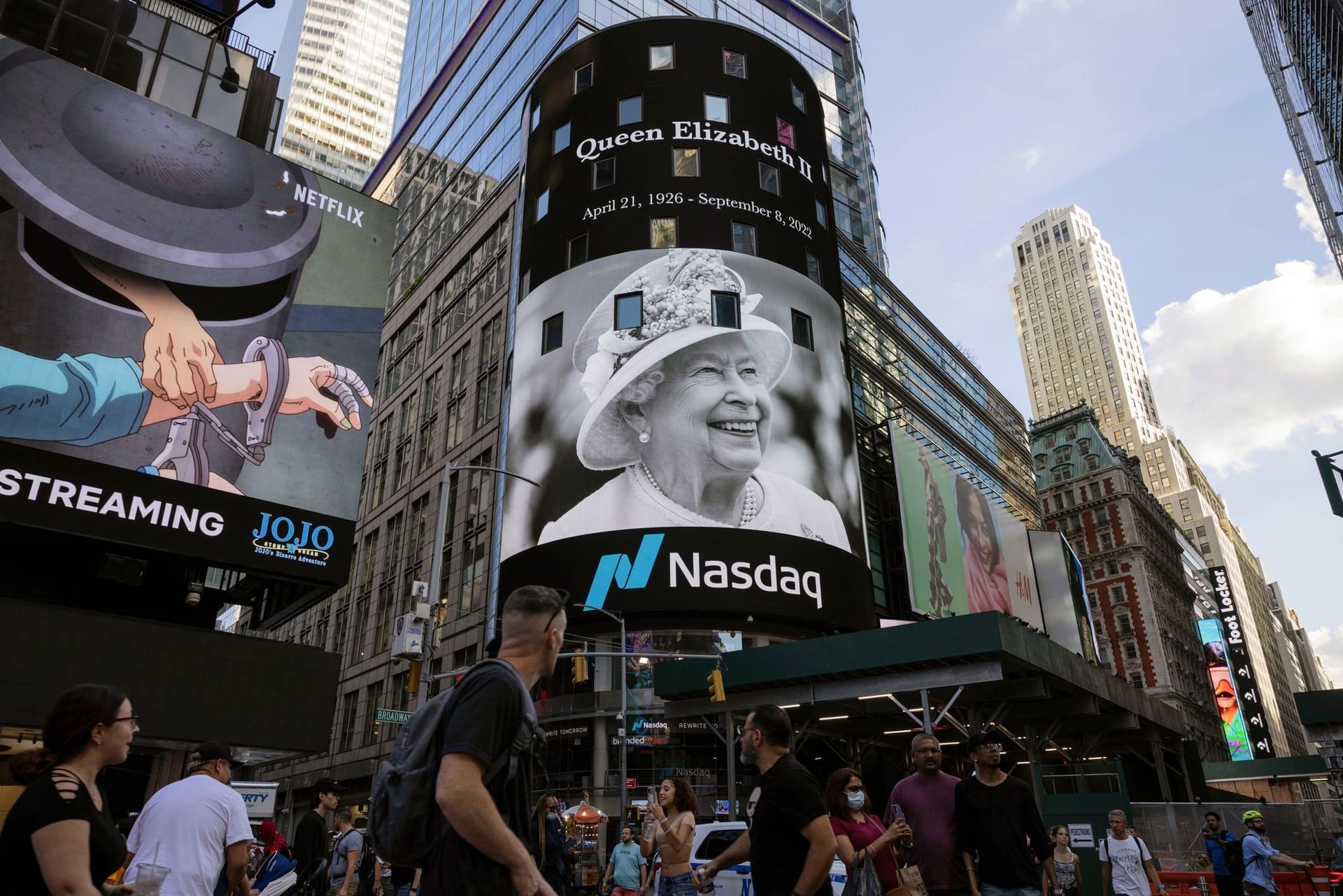 Am Times Square in New York werden Bilder der verstorbenen Queen gezeigt.