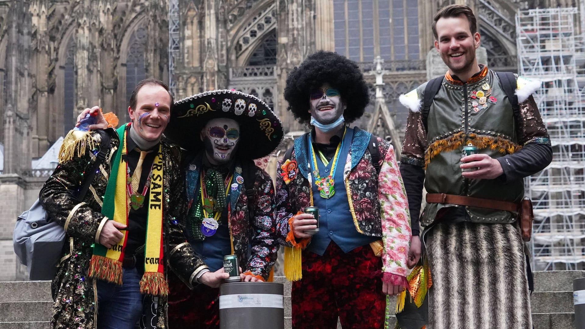 Verkleidete Jecken bei der Weiberfastnacht 2022 in Köln: Auch in dieser Karnevalssaison wird es bunt und wild. Verkleidete Jecken bei der Weiberfastnacht 2022 in Köln: Auch in dieser Karnevalssaison wird es bunt und wild.