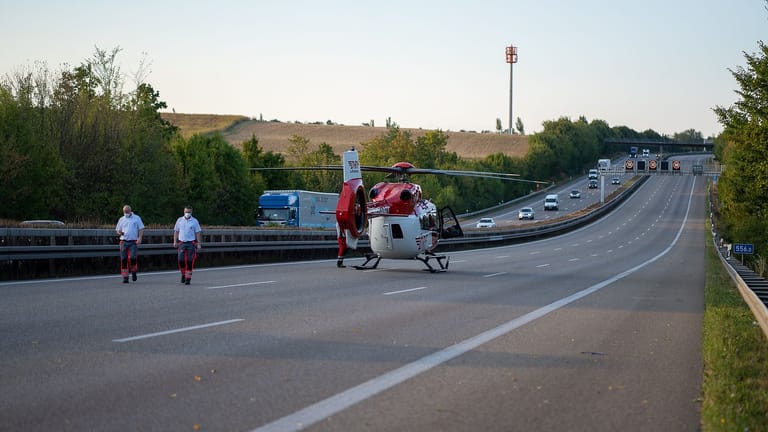Ein Rettungshubschrauber ist auf der A81 gelandet: Am Donnerstagabend führte ein Unfall auf Fahrbahn von Stuttgart nach Heilbronn zu einer Vollsperrung.