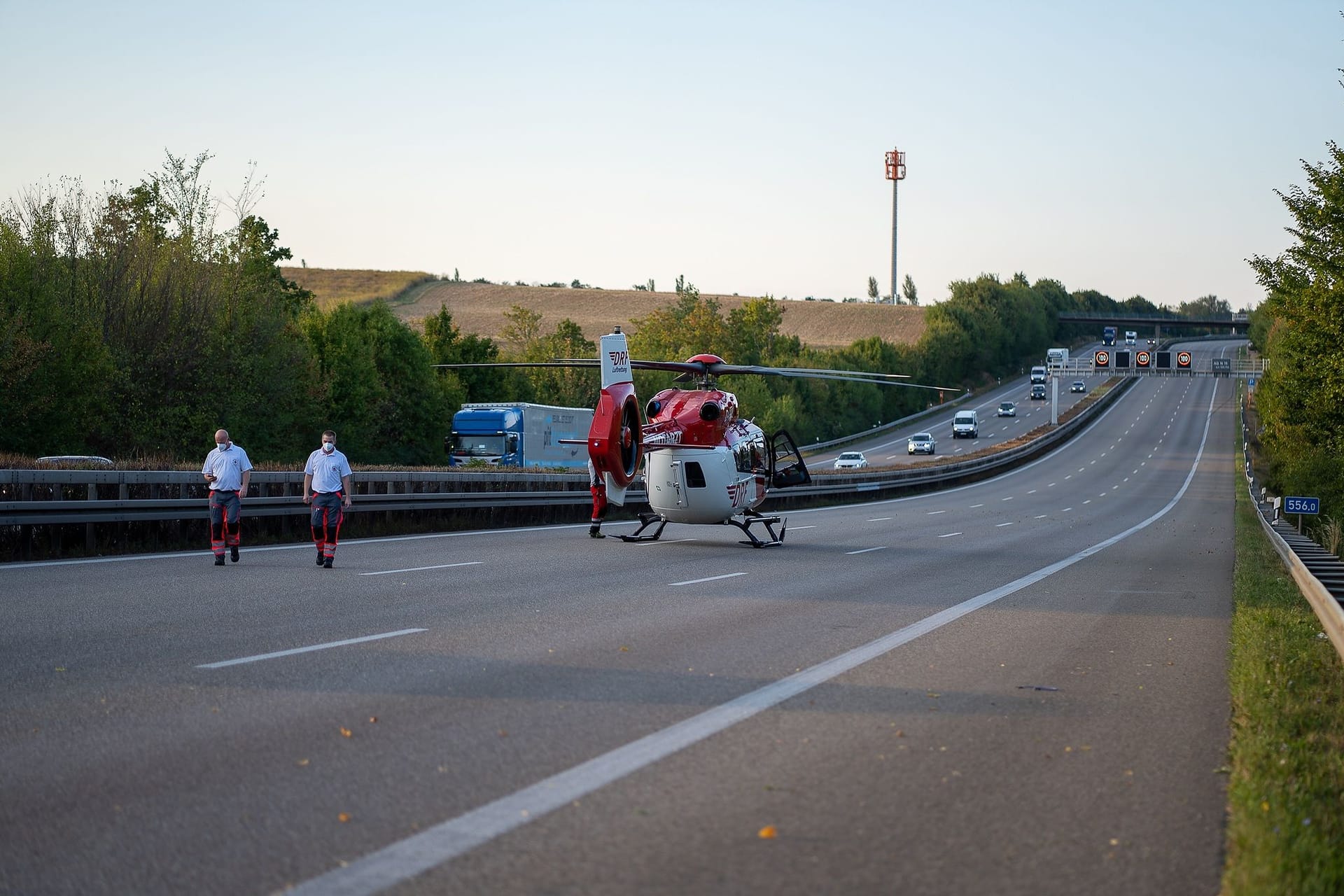 Ein Rettungshubschrauber ist auf der A81 gelandet: Am Donnerstagabend führte ein Unfall auf Fahrbahn von Stuttgart nach Heilbronn zu einer Vollsperrung.