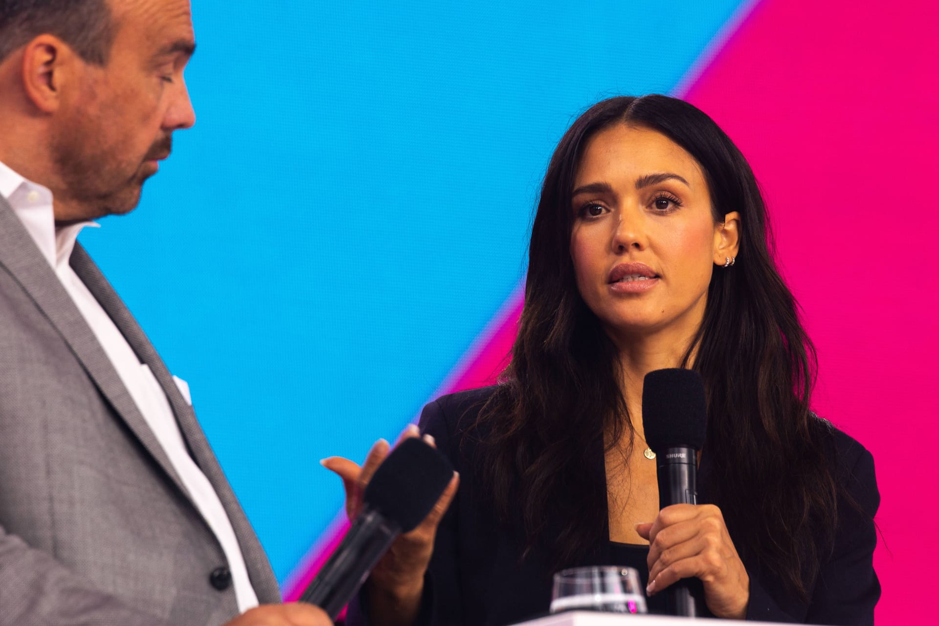 Jessica Alba spricht beim Kongress Digital X in Köln.