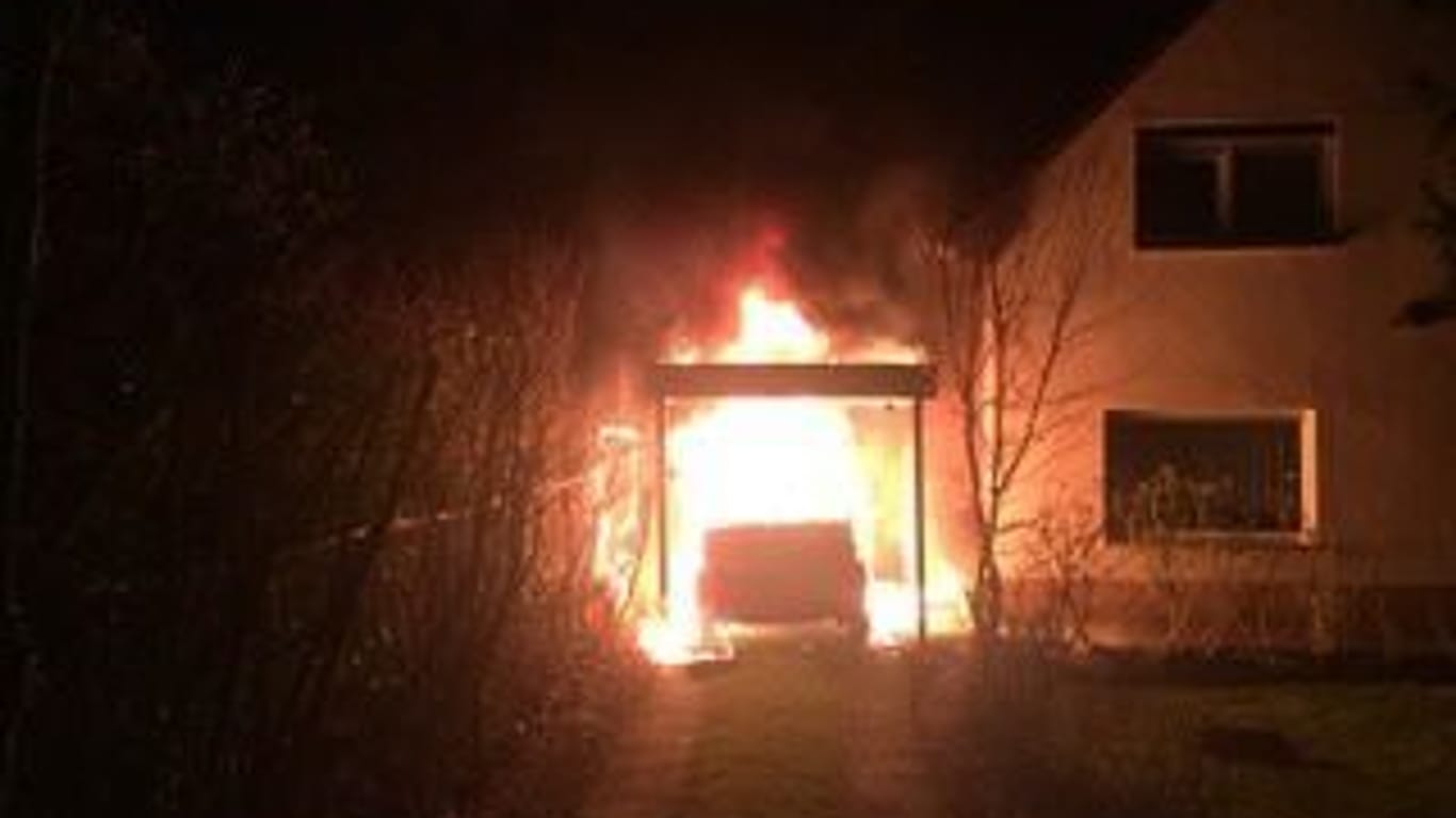 In der Nacht zum 1. Februar 2018 ging der Smart von Ferat Koçak in Flammen auf. Er ist sicher: Der Brandanschlag galt eigentlich ihm.