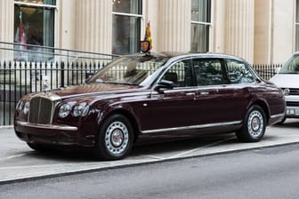 Bentley State Limousine: Das Luxusauto hat alles an Bord – bis auf ein Kennzeichen. Das Wappen des Königshauses genügt.