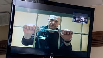 Alexej Nawalny wird in einem Gerichtssaal per Videoverbindung zugeschaltet: Der russische Oppositionspolitiker muss erneut in Einzelhaft.