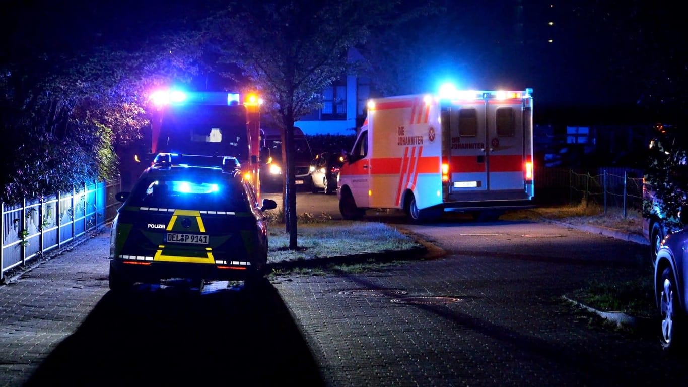 Einsatzkräfte in Delmenhorst: Sechs Menschen kamen in ein Krankenhaus.