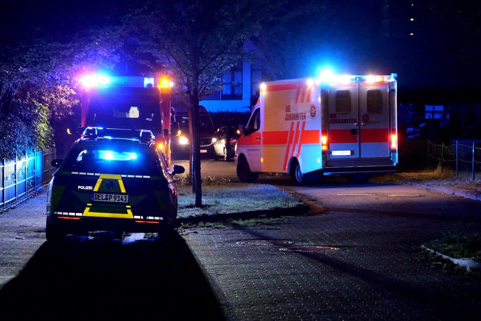 Einsatzkräfte in Delmenhorst: Sechs Menschen kamen in ein Krankenhaus.