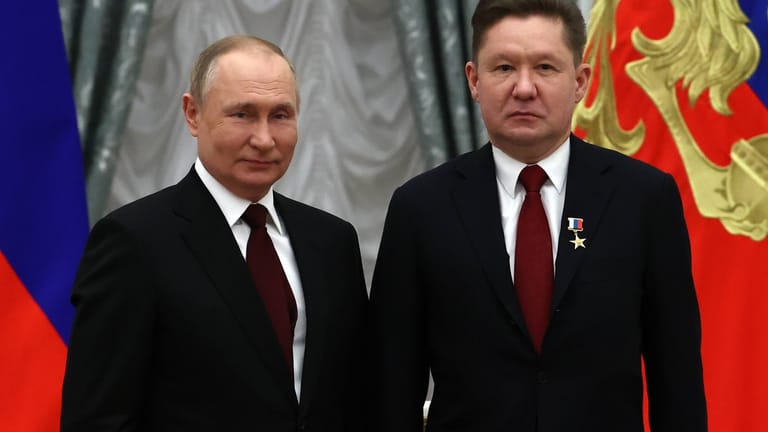 Beste Freunde: Wladimir Putin und Gazprom-Chef Alexei Miller (r.) kurz vor dem Einmarsch der russischen Armee in die Ukraine im Februar 2022.