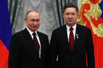 Beste Freunde: Wladimir Putin und Gazprom-Chef Alexei Miller (r.) kurz vor dem Einmarsch der russischen Armee in die Ukraine im Februar 2022.