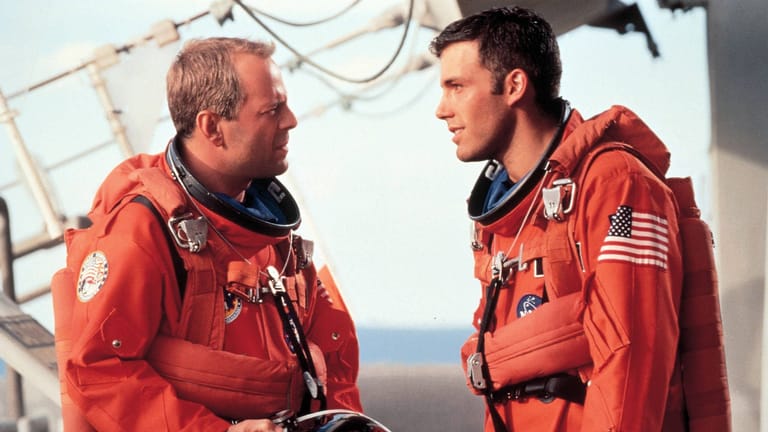Bruce Willis (l.) und Ben Affleck: Die zwei Protagonisten des Films versuchen, die Welt vor dem Untergang zu retten.