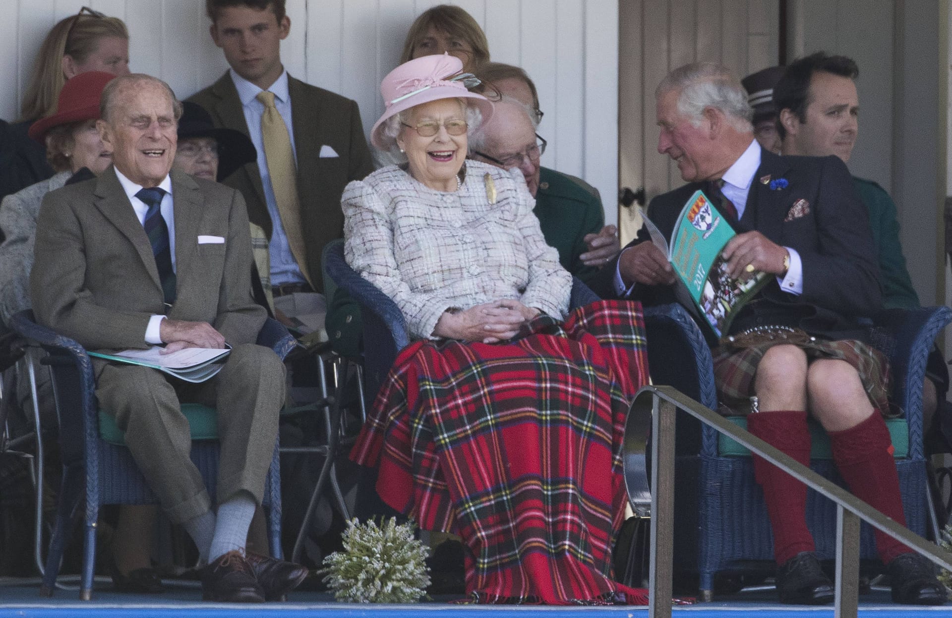 Prinz Philip, die Queen und Prinz Charles amüsieren sich beim Braemar Gathering 2017: Solche royalen Moment von den Highland Games gibt es einige.