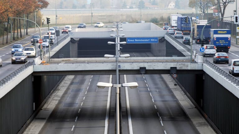 Der Autobahntunnel auf der A111 (Symbolbild): Hier wird bald umgeleitet.