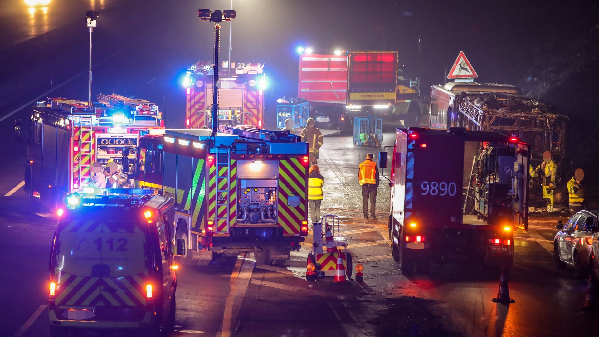 Feuerwehr im Großeinsatz auf einer Autobahn (Symbolbild): Insgesamt 115 Kräfte rückten auf der A3 aus.