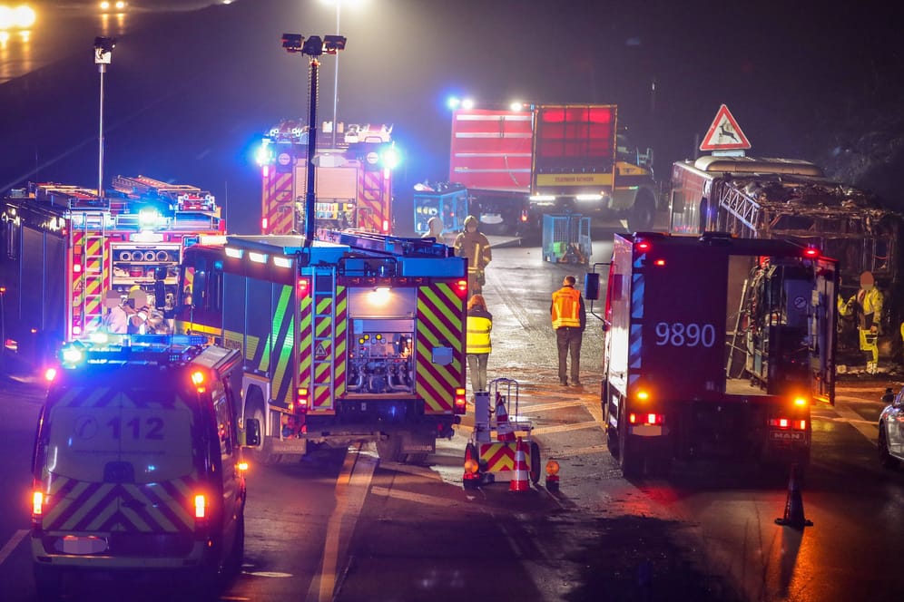 Feuerwehr im Großeinsatz auf einer Autobahn (Symbolbild): Insgesamt 115 Kräfte rückten auf der A3 aus.