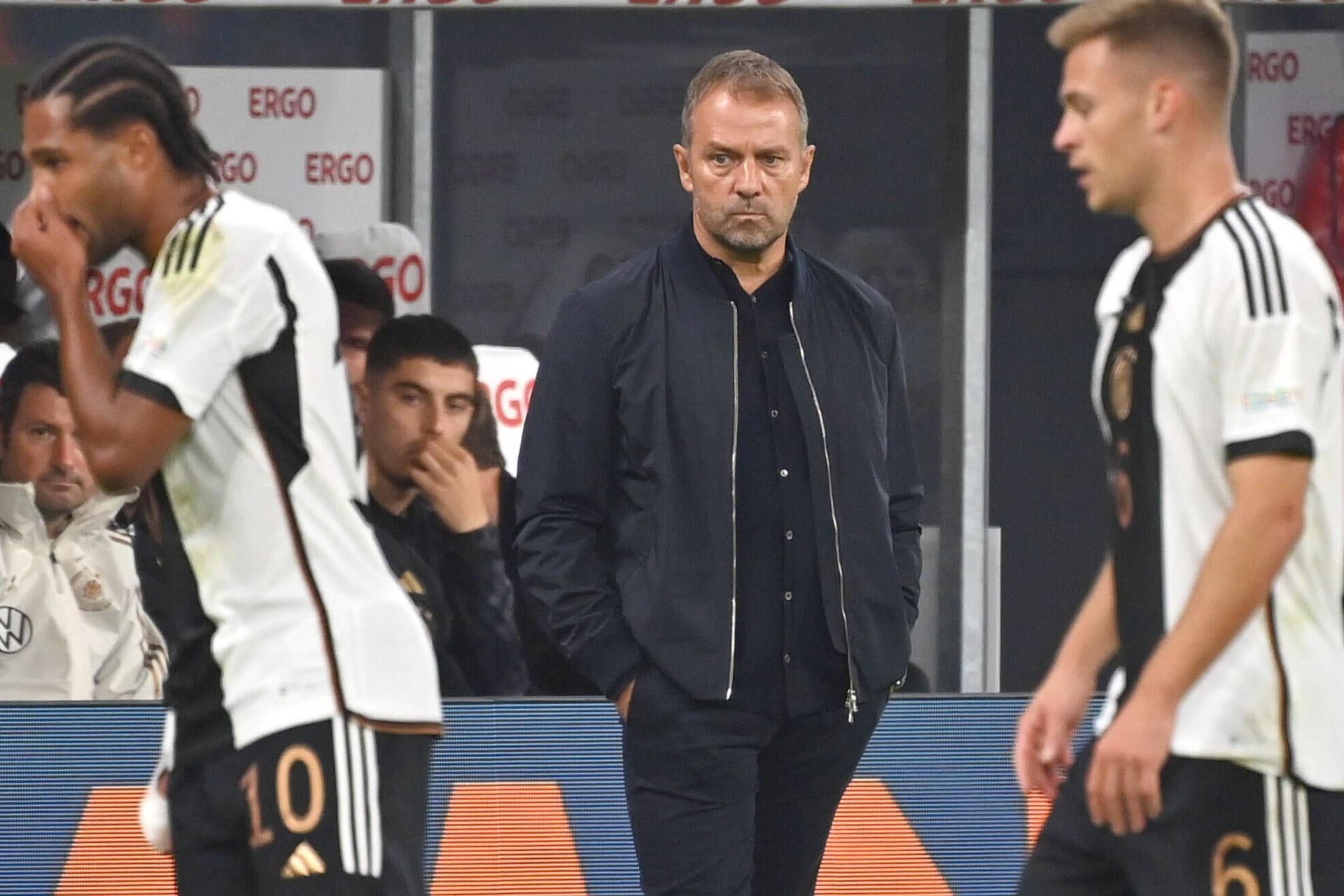 Hansi Flick (m.) zwischen Serge Gnabry (l.) und Joshua Kimmich: Der Bundestrainer ist abhängig von formstarken Bayern.