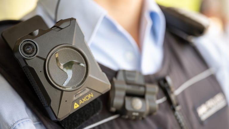 Ein Polizeibeamter trägt eine Bodycam: Die Hamburger Polizei weitet den Einsatz der Kameras aus.