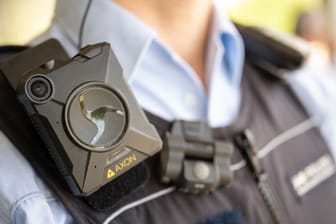 Ein Polizeibeamter trägt eine Bodycam: Die Hamburger Polizei weitet den Einsatz der Kameras aus.
