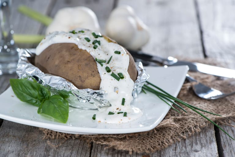 Ofenkartoffel mit Kräuterquark: Ein leckeres Gericht, das auch noch günstig ist.