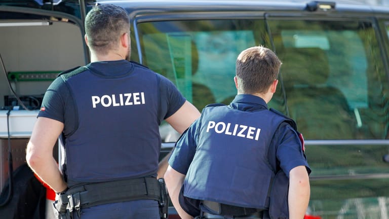 Beamte der österreichischen Polizei (Symbolbild): Ein Ausbilder hat mit Beamten die Suche nach einem gefährlichen Täter geübt.