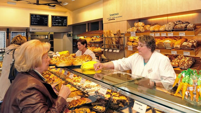 Verkauf in einer Bäckerei (Symbolbild): Besonders die Lebensmittelhändler werden laut dem ifo-Institut ihre gestiegenen Kosten an die Kunden weitergeben.