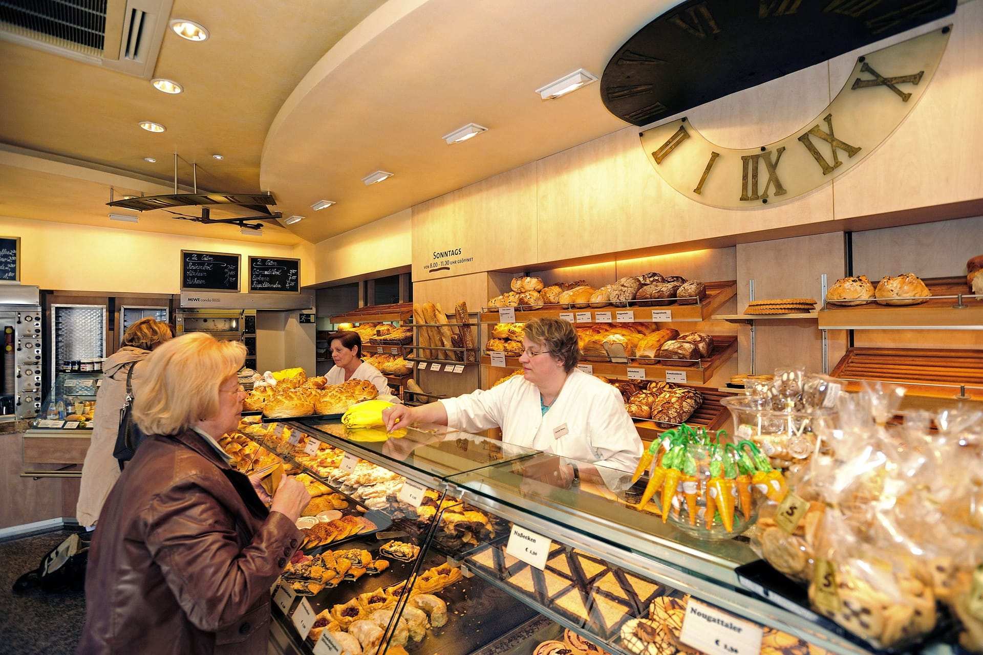 Verkauf in einer Bäckerei (Symbolbild): Besonders die Lebensmittelhändler werden laut dem ifo-Institut ihre gestiegenen Kosten an die Kunden weitergeben.