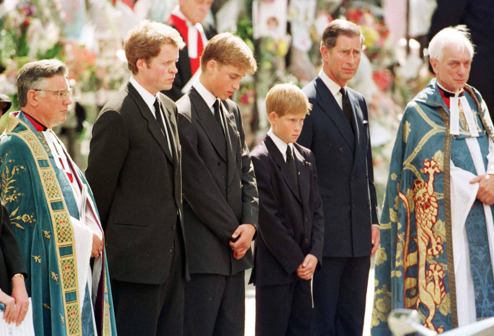 König Charles III.: Hier ist der Monarch zusammen mit seinen Söhnen Prinz William und Prinz Harry sowie Charles Spencer bei Prinzessin Dianas Beerdigung zu sehen.