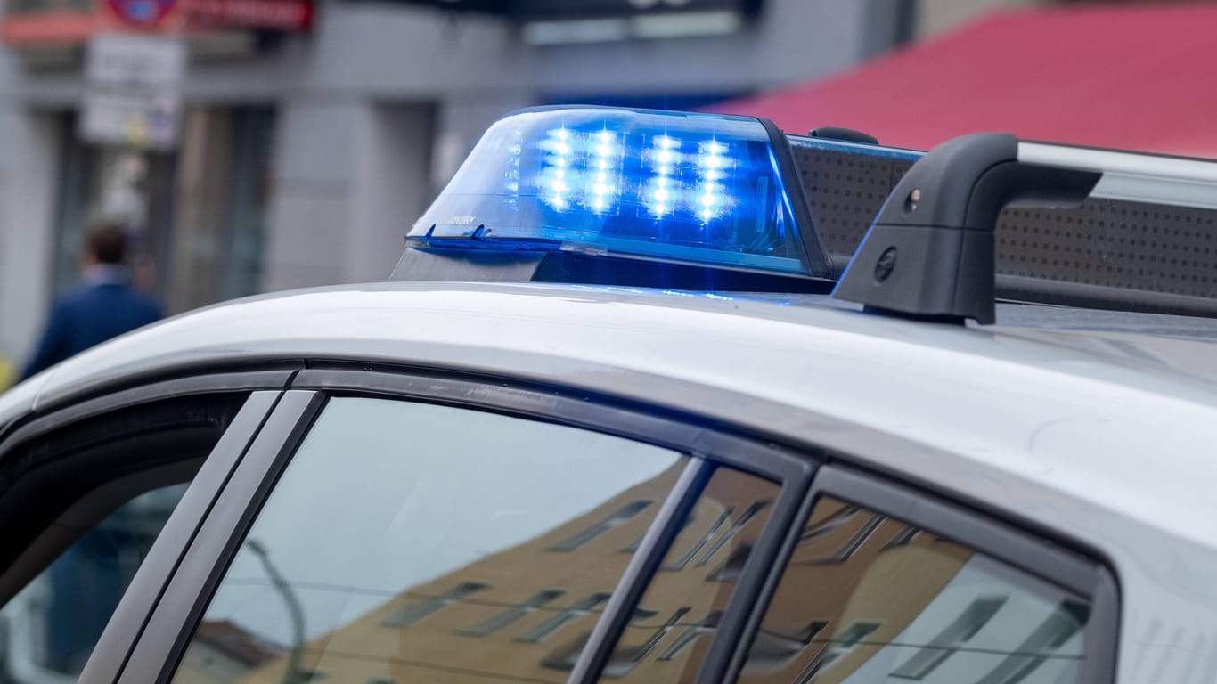 Blaulicht auf einem Polizeifahrzeug (Symbolbild): Der Jugendliche wurde vorläufig festgenommen.