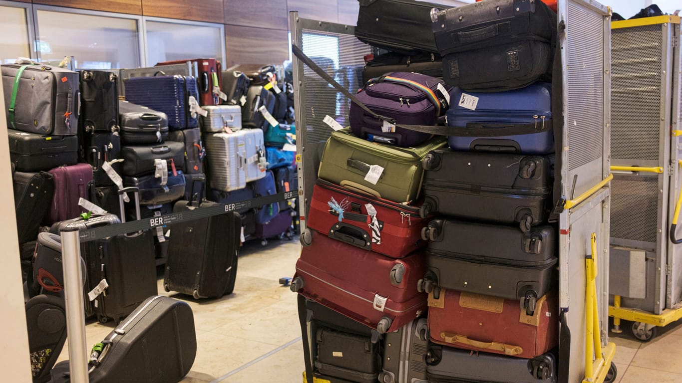 Koffer am Berliner Flughafen (Archivbild): Im vergangenen Sommer mussten viele Reisende teils tagelang auf ihr Gepäck warten.