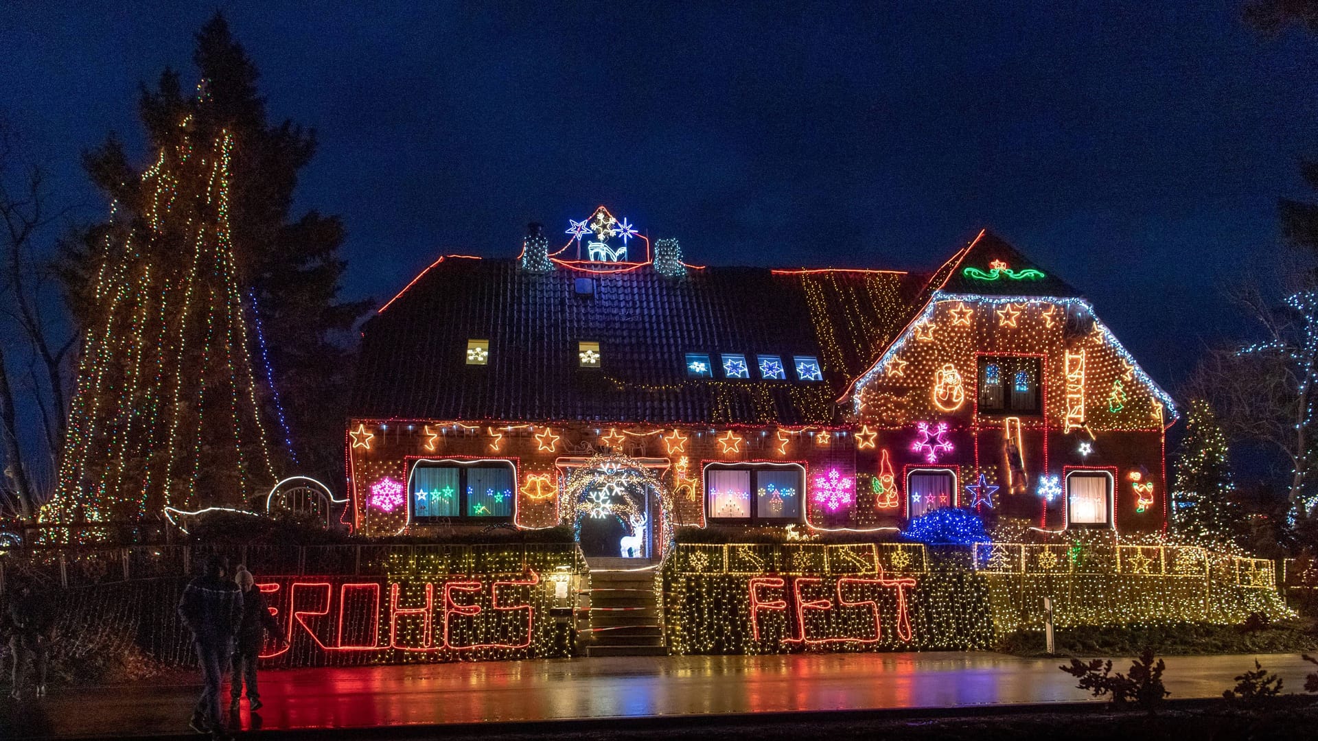 Das Weihnachtshaus in Calle (Archivbild): Seit Juni arbeitet Rolf Vogt an der Beleuchtung.