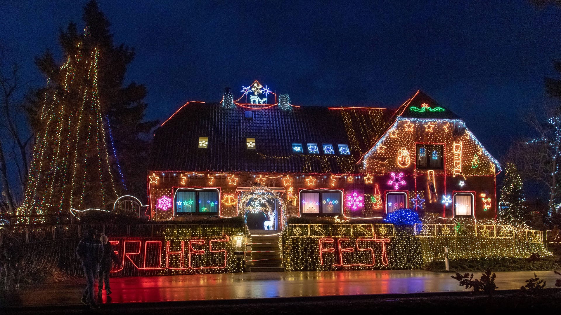 Das Weihnachtshaus in Calle (Archivbild): Seit Juni arbeitet Rolf Vogt an der Beleuchtung.