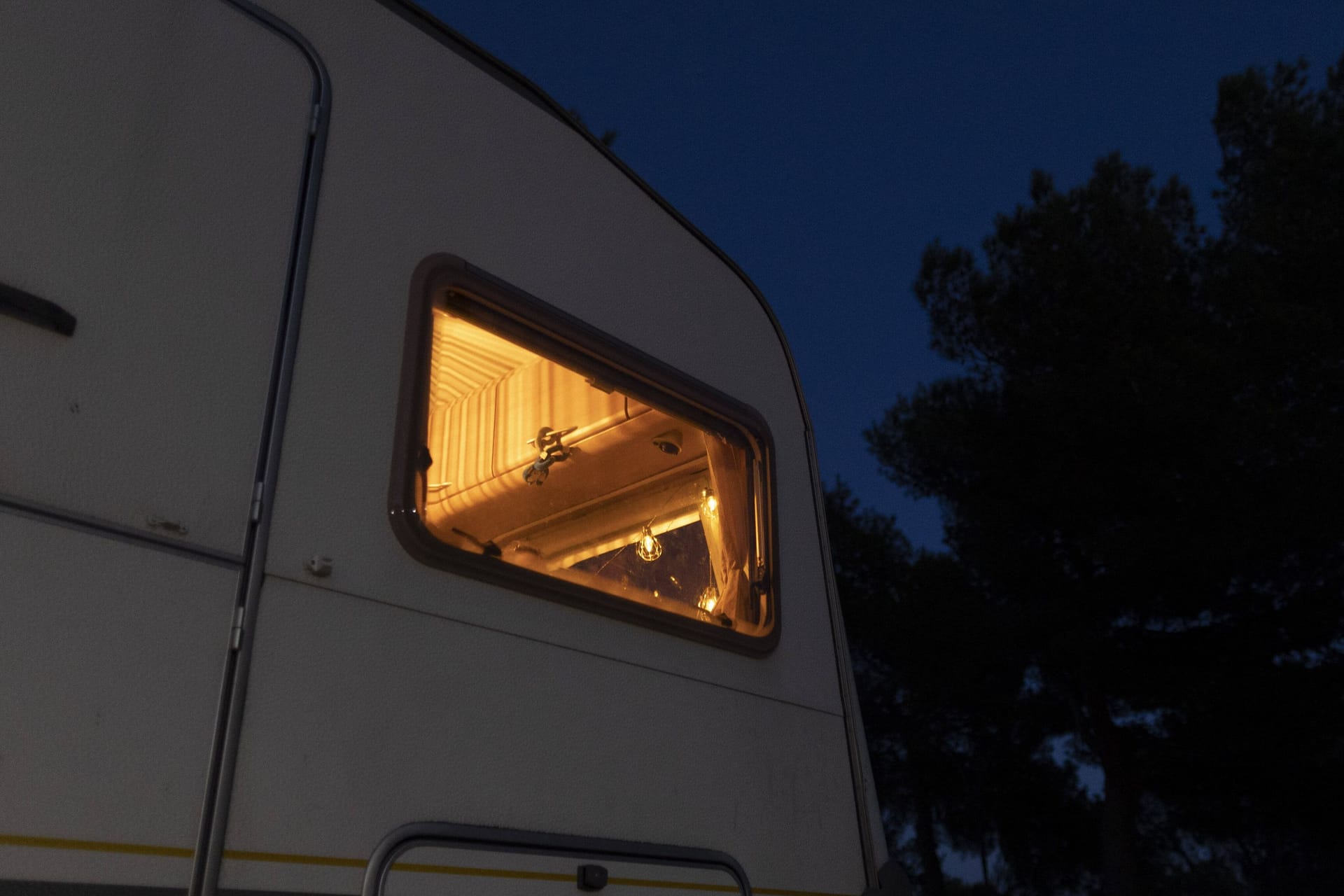 Ein Wohnwagen bei Nacht (Symbolbild): Die schreckliche Tat ereignete sich auf einem Campingplatz.