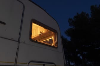 Ein Wohnwagen bei Nacht (Symbolbild): Die schreckliche Tat ereignete sich auf einem Campingplatz.