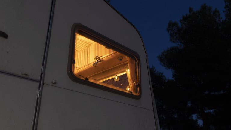 Ein Wohnwagen bei Nacht (Symbolbild): Die schreckliche Tat ereignete sich auf einem Campingplatz.