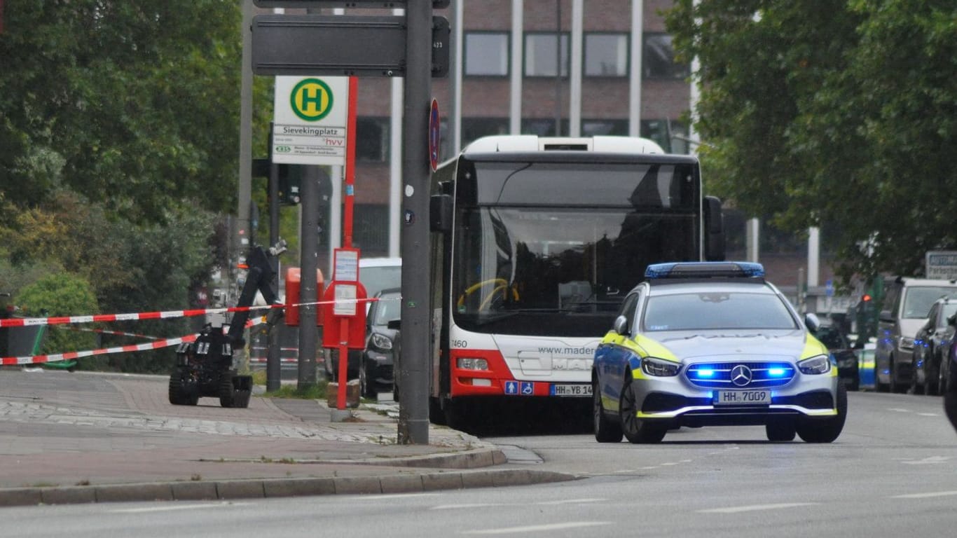 Ein Roboter der Polizei ist am Sievekingplatz in Hamburg im Einsatz: Dort wurde eine Person mit einem verdächtigen Gegenstand gemeldet.