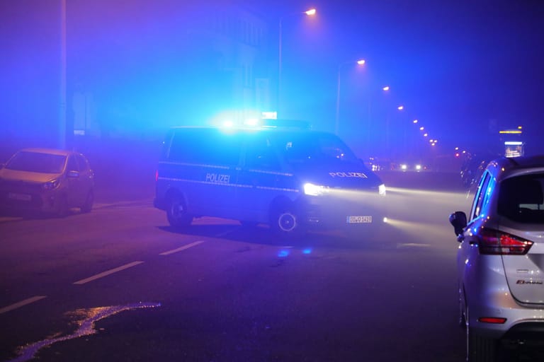 Ein Wagen der Polizei in der Nacht (Symbolbild): In Berlin sind fünf Beamte bei zwei Festnahmen verletzt worden.