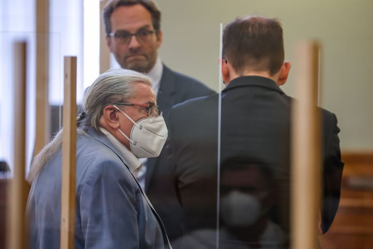 Der frühere MDR-Unterhaltungschef Udo Foht (l.) steht in Leipzig vor Gericht: Seine Anwälte kündigten eine Erklärung am 9. September an.