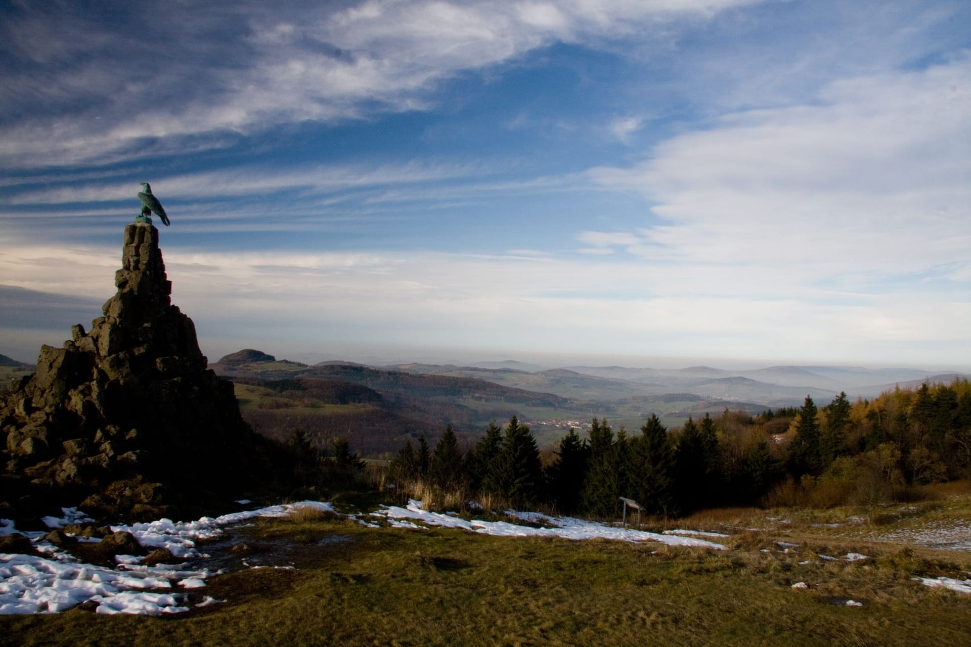 Wasserkuppe und Rhönlandschaft: Hier bietet sich nicht nur eine Wanderung, sondern auch eine Ballonfahrt an.