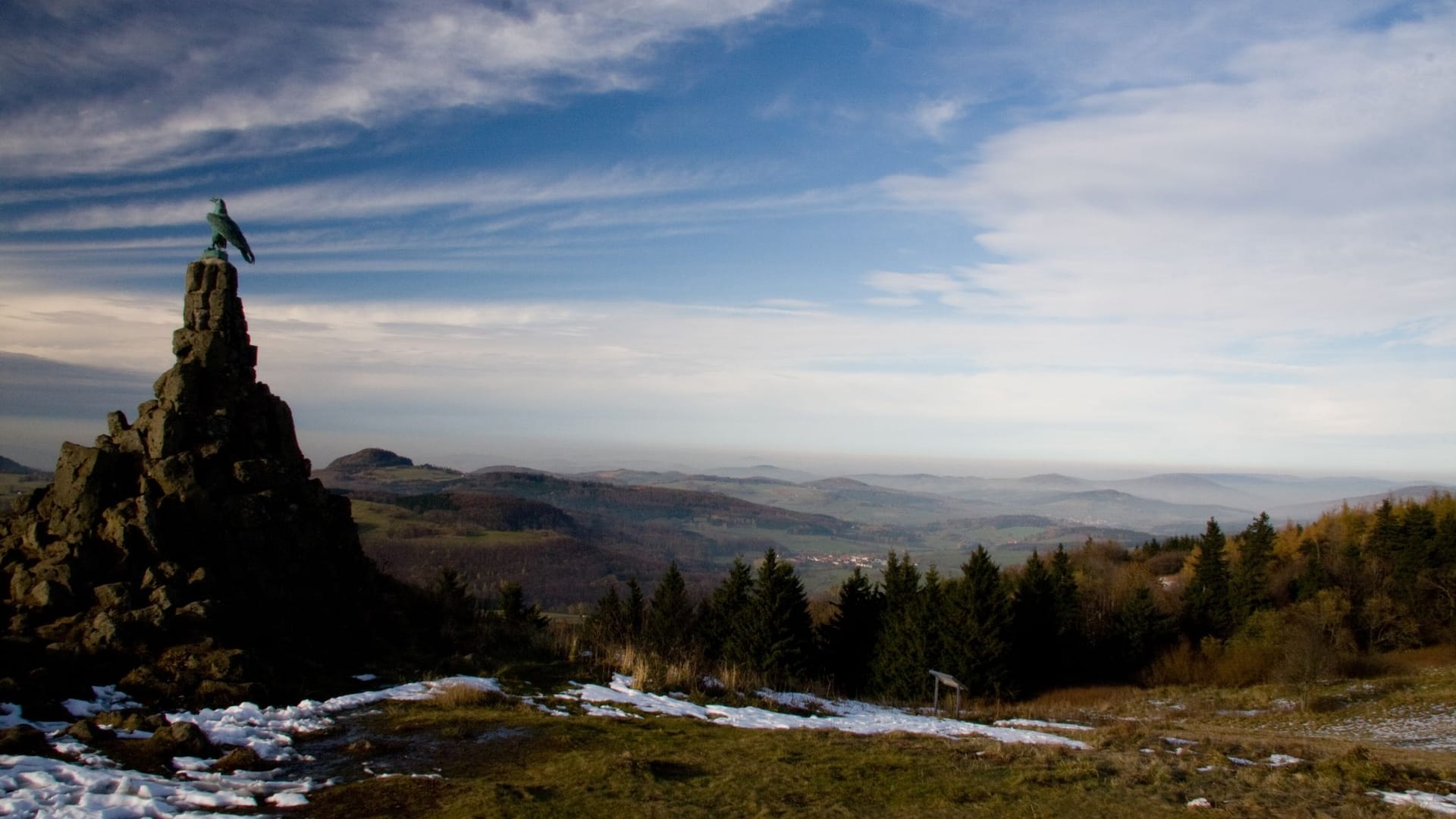 Wasserkuppe und Rhönlandschaft: Hier bietet sich nicht nur eine Wanderung, sondern auch eine Ballonfahrt an.