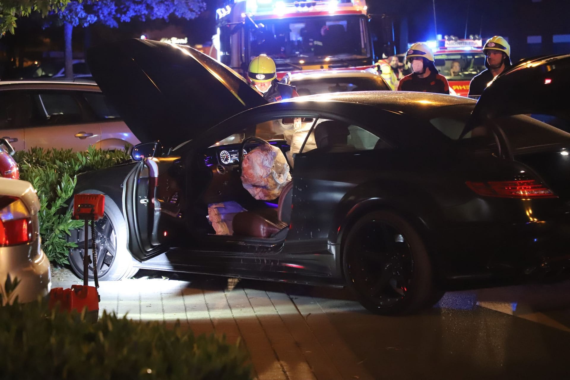 Ein verunfalltes Auto steht am Überlandbusbahnhof in Mönchengladbach: Berichte über Schüsse haben am Dienstagabend einen Polizeieinsatz ausgelöst.