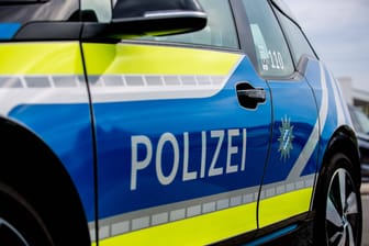 Streifenwagen der bayerischen Polizei (Symbolbild): Erst eine zweite Hauswand stoppte die Fahrt des Rentners.