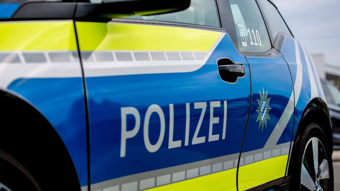 Streifenwagen der bayerischen Polizei (Symbolbild): Erst eine zweite Hauswand stoppte die Fahrt des Rentners.
