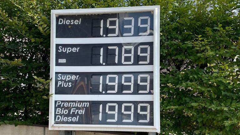 Billigerer Sprit an der Tankstelle in Österreich an der deutschen Grenze. Nach dem Tankrabatt kosten Diesel und Benzin über 30 Cent weniger als in Bayern.